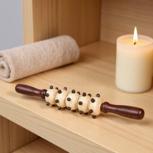 Ein hölzerner Massageroller auf einem Regal im Spa-Stil