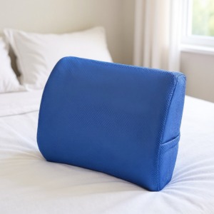 Ergonomiczna poduszka pod plecy na lozku w sypialni Ergonomisches Rückenkissen für das Bett im Schlafzimmer