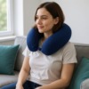 Ergonomische U-förmige Reisekissen für den Nacken, getragen, Ansicht von hinten