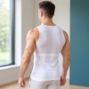 Rückenhaltungsshirt getragen, Ansicht von hinten