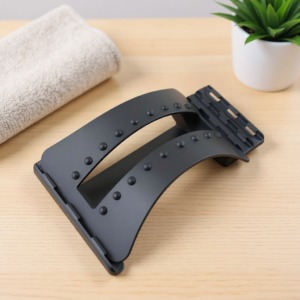 Lumbalband zur Unterstützung von Dekompression und Traktion auf einem Holztisch