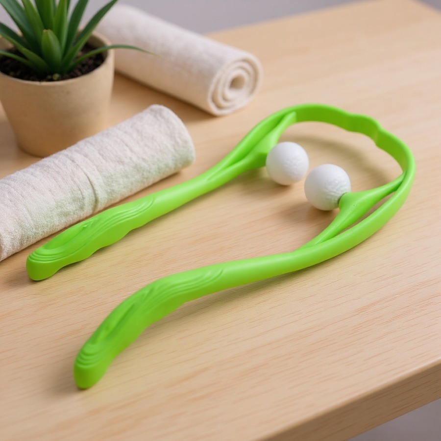 Manualny Masażer Szyi z Akupresurą na drewnianym stole Manueller Nackenmassager mit Akupressur auf Holztisch