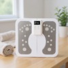 Beinmassager zur Unterstützung der Durchblutung auf einem Holztisch