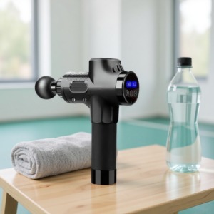 Muskelmassagegerät (Massagepistole) auf der Trainingsbank