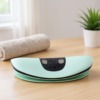 Massagegerät für den Rücken Smart Lumbar Pro auf einem Holztisch
