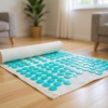 Akupressurmatte Magnetisch Climsom Zen, ausgebreitet auf dem Boden des Wohnzimmers