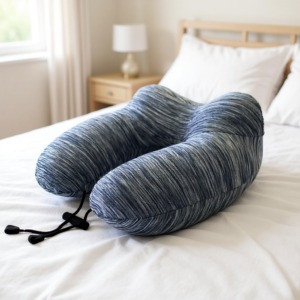 Aufgeblasenes U-förmiges Reisekissen für das Bett im Schlafzimmer