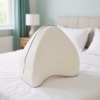 Kniepolster-Kissen für erholsamen Schlaf im Schlafzimmer