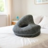 Orthopädisches Kniekissen für dein Bett im Schlafzimmer
    Gönn dir und deinem Körper eine Auszeit mit unserem orthopädischen Kniekissen, dem idealen Begleiter für entspannte Nächte in deinem Schlafzimmer. Es wurde entwickelt, um deine Schlafposition zu optimieren und deinen Körper sanft zu unterstützen, damit du morgens erfrischt und voller Energie aufwachst.
    Das Kissen hilft, eine natürliche Wirbelsäulenposition zu fördern, indem es deine Beine leicht anhebt und den Druck auf Hüfte und unteren Rücken reduziert. So kann es zu einem wohltuenden Schlafgefühl beitragen und erinnert dich daran, eine aufrechte, gesunde Haltung auch im Liegen beizubehalten.
    Deine Vorteile auf einen Blick:
    
        Entlastung für Rücken und Hüfte: Die ergonomische Form unterstützt deine Beine und hilft, Verspannungen zu lösen.
        Fördert erholsamen Schlaf: Durch die angenehme Polsterung kannst du dich besser fallen lassen und zur Ruhe kommen.
        Vielseitig einsetzbar: Perfekt fürs Bett, aber auch auf dem Sofa oder beim Lesen, überall dort, wo du Komfort suchst.
        Hochwertige Materialien: Der weiche, atmungsaktive Bezug ist angenehm auf der Haut und leicht zu reinigen.
    
    Ob für dich selbst oder als durchdachtes Geschenk für einen lieben Menschen, das Kniekissen von Haltungskorrektor ist eine einfache Möglichkeit, deinem Körper etwas Gutes zu tun. Es passt sich deinen Bedürfnissen an und sorgt für ein Gefühl von Geborgenheit und Wohlbefinden.
    Investiere in deinen Komfort und erlebe, wie dieses kleine Kissen einen großen Unterschied machen kann. Bestelle jetzt und freu dich auf entspanntere Nächte!