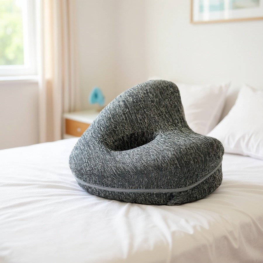 Orthopädisches Kniekissen für dein Bett im Schlafzimmer
    Gönn dir und deinem Körper eine Auszeit mit unserem orthopädischen Kniekissen, dem idealen Begleiter für entspannte Nächte in deinem Schlafzimmer. Es wurde entwickelt, um deine Schlafposition zu optimieren und deinen Körper sanft zu unterstützen, damit du morgens erfrischt und voller Energie aufwachst.
    Das Kissen hilft, eine natürliche Wirbelsäulenposition zu fördern, indem es deine Beine leicht anhebt und den Druck auf Hüfte und unteren Rücken reduziert. So kann es zu einem wohltuenden Schlafgefühl beitragen und erinnert dich daran, eine aufrechte, gesunde Haltung auch im Liegen beizubehalten.
    Deine Vorteile auf einen Blick:
    
        Entlastung für Rücken und Hüfte: Die ergonomische Form unterstützt deine Beine und hilft, Verspannungen zu lösen.
        Fördert erholsamen Schlaf: Durch die angenehme Polsterung kannst du dich besser fallen lassen und zur Ruhe kommen.
        Vielseitig einsetzbar: Perfekt fürs Bett, aber auch auf dem Sofa oder beim Lesen, überall dort, wo du Komfort suchst.
        Hochwertige Materialien: Der weiche, atmungsaktive Bezug ist angenehm auf der Haut und leicht zu reinigen.
    
    Ob für dich selbst oder als durchdachtes Geschenk für einen lieben Menschen, das Kniekissen von Haltungskorrektor ist eine einfache Möglichkeit, deinem Körper etwas Gutes zu tun. Es passt sich deinen Bedürfnissen an und sorgt für ein Gefühl von Geborgenheit und Wohlbefinden.
    Investiere in deinen Komfort und erlebe, wie dieses kleine Kissen einen großen Unterschied machen kann. Bestelle jetzt und freu dich auf entspanntere Nächte!