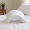 Memory-Schaumstoff-Kissen mit geschwungener Form für den Arm im Bett im Schlafzimmer