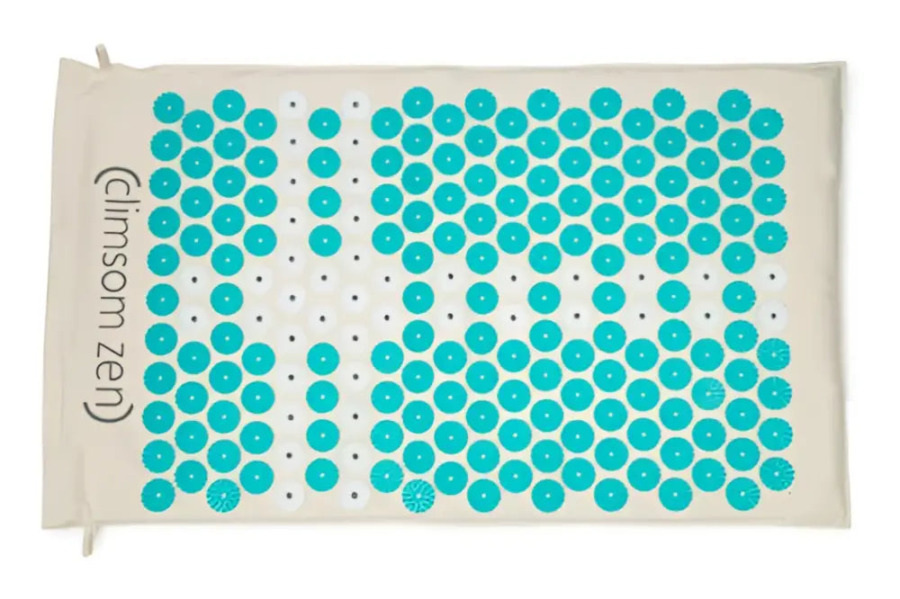 <div class="product">
  <h1>Akupressurmatte Magnetisch Climsom Zen</h1>
  <p class="intro">Entspannung und Wohlbefinden für den ganzen Körper, die magnetische Akupressurmatte Climsom Zen unterstützt dich im Alltag und lädt zum Loslassen ein.</p>
  
  <div class="features">
    <h2>Deine tägliche Auszeit</h2>
    <p>Die Climsom Zen Akupressurmatte kombiniert sanfte Druckpunkte mit einem angenehmen Liegegefühl. Sie kann dazu beitragen, Verspannungen zu lösen und das allgemeine Wohlbefinden zu fördern, ideal nach einem langen Tag oder für eine kurze Pause zwischendurch.</p>
    
    <ul>
      <li><strong>Sanfte Stimulation:</strong> Die feinen Noppen massieren Rücken, Nacken und Beine und erinnern dich an eine aufrechte Haltung.</li>
      <li><strong>Magnetische Unterstützung:</strong> Integrierte Magnete können das Gefühl von Entlastung und Ausgeglichenheit verstärken.</li>
      <li><strong>Vielseitig einsetzbar:</strong> Perfekt für Zuhause, im Büro oder auf Reisen, einfach ausrollen und genießen.</li>
    </ul>
  </div>
  
  <div class="usage">
    <h2>So nutzt du die Matte</h2>
    <p>Lege dich für 15–30 Minuten auf die Matte, am besten auf einer weichen Unterlage. Starte mit kurzen Einheiten und steigere die Dauer langsam. Die Matte kann dir helfen, zur Ruhe zu kommen und neue Energie zu tanken.</p>
  </div>
  
  <div class="specs">
    <h2>Details</h2>
    <p>Material: Baumwolle, Kunststoff<br>
    Maße: 68 x 42 cm<br>
    Inklusive: Tragetasche, Anleitung</p>
  </div>
  
  <p class="price">49,99 EUR</p>
  <p class="note">Hinweis: Dieses Produkt ist ein Wellness-Accessoire und kein medizinisches Gerät. Es ersetzt keine ärztliche Beratung.</p>
</div>