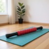 Wałek do masażu lędźwi na macie do jogi Massagerolle für den unteren Rücken für die Yogamatte
