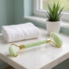 Jade-Massageroller auf Marmor-Ablage